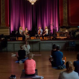 23. juni Yoga med klassisk musikk i Bibliotekets Aula kl. 19.00