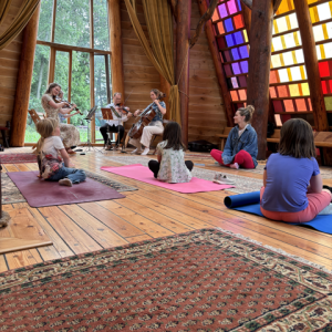 23. juni Yogalek for barn i Bibliotekets Aula kl. 18.00